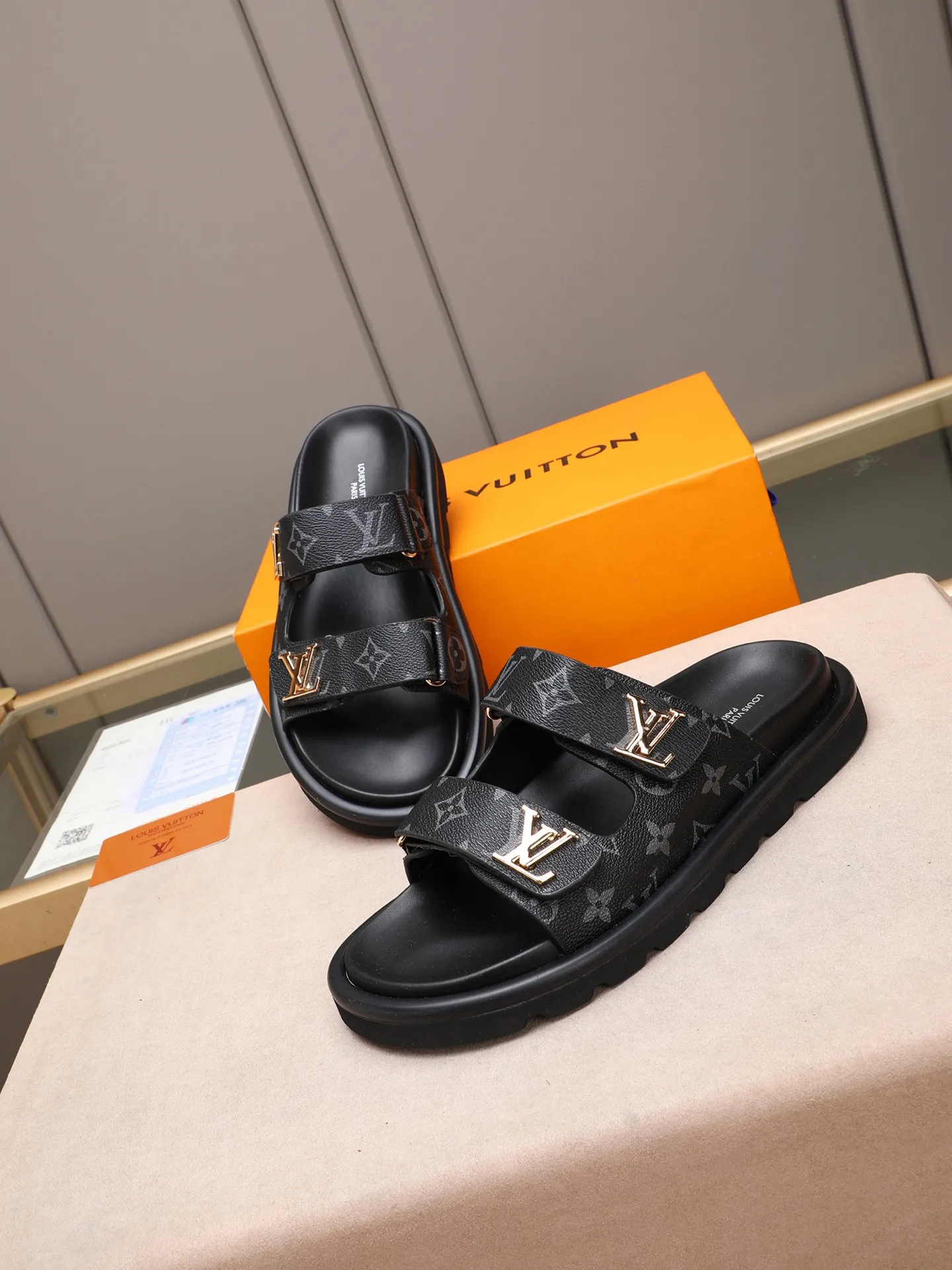 PP360 [LOUIS VUITTON] Louis Vuitton, LV printing, men's and women's slippers are on the market. The drawer box packaging comes with a cloth bag and a card. The upper pattern looks very soft and waxy, and it is a super versatile leg slimming tool. Fabric: imported denim/canvas/old fabric, LV hardware LOGO, official website pattern printing, comfortable to wear, feet: high-elastic PU water table. Sole: foam sole, heel height: about 5cm. Code number: 35-46, 35, 45, 46 are custom-made and non-returnable. Color: multiple colors and styles available.